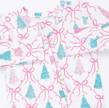 Load image into Gallery viewer, Angel Dearโs Bow Trellis Tree zipper footie and convertible romper blends cozy comfort with festive charm. Soft, adorable, and easy to wear, it keeps little ones snug while celebrating the season in sweet style. Perfect for joyful moments and cozy snuggles this Christmas!
NB, 0-3m, 3-6m is a 2 Way Zipper Footie
6-12m, 12-18m is a Convertible Romper