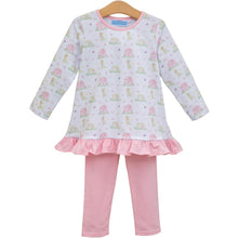 Load image into Gallery viewer, Dress your little one in the adorable Puppy Pals Ruffle Pants Set from Trotter Street Kids. Featuring charming puppy and dog house prints paired with soft pink leggings, this set combines playful style with comfortable wear. Perfect for everyday adventures, it keeps your child cozy while adding a touch of fun to their wardrobe.
