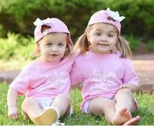 Load image into Gallery viewer, Celebrate your little one's promotion to big sister with Mustard & Ketchup Kids' Short-Sleeve "Big Sister" T-Shirt. This girls' play t-shirt is perfect for showing off her new title and features short sleeves for added comfort. Empower your child and make her feel special with this playful and stylish shirt.