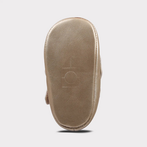 An adorable pair of shoes for the little one - the Amina Crib is simple to style and easy to get on!

• Soft PU Upper
• Canvas Lining
• Hook and Loop Closure
• Canvas Cushion Footbed
• Soft PU Outsole