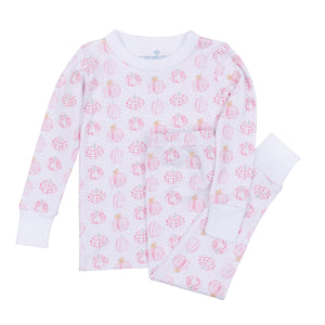 Dress your little one in adorable prints and comfort with the Precious Pumpkins Toddler Long Pajamas from Magnolia Baby. Featuring a charming pink and white pumpkin print, this pajama set is perfect for toddler girls .Ideal for everyday wear or special fall occasions, this pajama set combines adorable style with practical design.