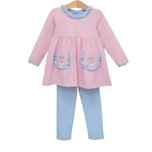 Load image into Gallery viewer, The Flower Bouquet Pant Set by Trotter Street Kids combines soft pink and white stripes with charming flower appliqués and light blue accents. Its cozy leggings and tunic with handy pockets create a delightful outfit that’s as playful as it is comfortable!
