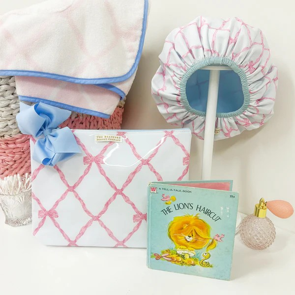 The Duchess Ditty Bag in Belle Meade Bow with Buckhead Blue is perfect for storing your belongings while at the beach or relaxing by the pool! Perfect to slip into a diaper bag and keep everything organized! Wipeable material. 

Dimensions: 9