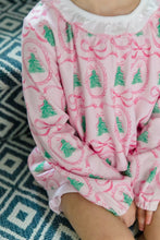 Load image into Gallery viewer, The Pink Tannenbaum Bubble by The Proper Peony delights with its soft pink Christmas pine print and crisp white ruffled collar, dressing your little girl in festive charm and timeless sweetness this holiday season.
