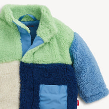 Load image into Gallery viewer, Magnetic Me’s Blue Colorblock Sherpa Boys Magnetic Jacket is designed with magnetic closures that fasten in a flash. For warmth without the bulk, it’s made from fluffy sherpa fleece and is lined with soft organic cotton. A roomy hood and front pockets keep little ones adorably, comfortably toasty.
