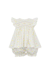 The Sweet Chicks Smocked Knit Bloomer Set from Petit Bebe is the perfect outfit for your little girl. Made from soft cotton knit fabric, this set features a smocked bodice and a beautiful floral design with playful chicks. It's both comfortable and adorable for your infant girl.
