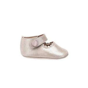 These adorable Mary Jane shoes combine style and comfort for your little one. Featuring soft construction with scalloped edges, extra cushioning in the leather insole, and a breathable lining to keep feet cozy. The supple, natural sheepskin lining adds a luxurious touch. The hook-and-loop strap with a decorative pearled button ensures easy wear. Flexible soles offer support and grip, with a classic Elephantito paw design on the rubber soles.

Soft construction with scalloped edges
Extra cushioning in leathe