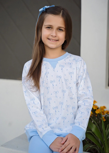 Dress your little girl in cozy charm with the Girls Blue Bows Knit Sidney Sweatshirt from James & Lottie. This lightweight white sweatshirt features a delicate blue collar and charming blue bow prints throughout, offering both comfort and style. Perfectly paired with the Light Blue Scallop Legging, it creates an adorable fall outfit she'll love to wear every day.