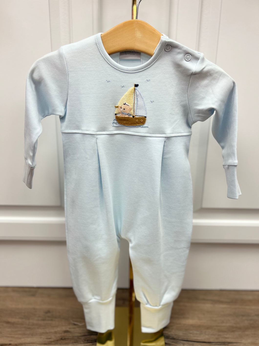 Let your little one set sail in style with this Infant Boy's Blue Bear Sailing Romper by Squiggles! Featuring an adorable bear sailing appliqué, this soft blue romper is perfect for any adventure. Made with comfort and cuteness in mind, it's a must-have for your little sailor!