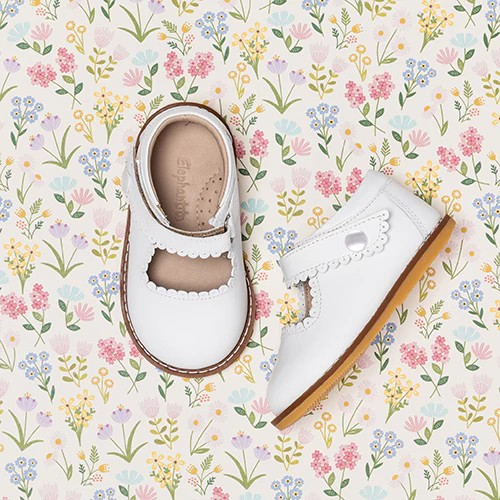 
These stylish shoes are designed to support your child's growing feet with reinforced toes and ankle support. The scalloped edges add a touch of elegance, perfect for any occasion.

Comfort is key with extra cushioned insoles and breathable leather lining to keep your child's feet dry. The natural leather and sheepskin lining provide maximum softness.

The hook-and-loop closure and padded collar ensure a perfect fit, making it easy to get these shoes on.