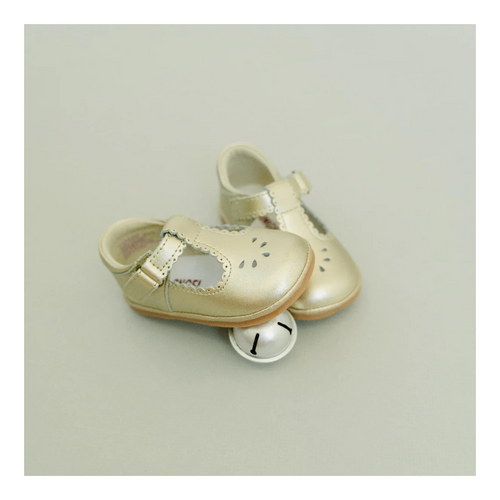 L'Amour Dottie Baby Girl Mary Jane is absolutely irresistible with its all-around scalloped trim, and such a dainty detail cannot be missed.
