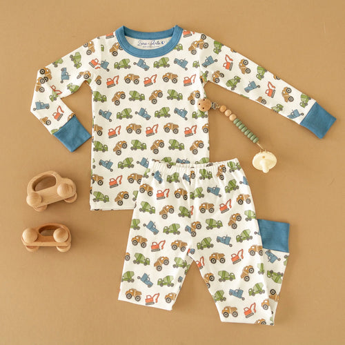 Transform ordinary bedtime into an exciting adventure with Boys Work Zone Long Pajamas by Luna + Arlo. Featuring a bright white base and colorful work zone equipment with cobalt blue accents, these pajamas will ignite your child's imagination and make bedtime a blast!
