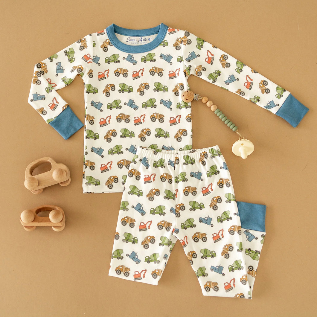 Transform ordinary bedtime into an exciting adventure with Boys Work Zone Long Pajamas by Luna + Arlo. Featuring a bright white base and colorful work zone equipment with cobalt blue accents, these pajamas will ignite your child's imagination and make bedtime a blast!
