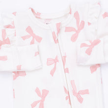 Load image into Gallery viewer, Angel Dear’s Pretty Bows 2 Way Zipper Footie wraps your little girl in soft comfort and charming style. The delicate pink bows and white ruffle sleeves create an adorable look, while the 2-way zipper ensures quick, hassle-free diaper changes—making every moment easier and sweeter!
