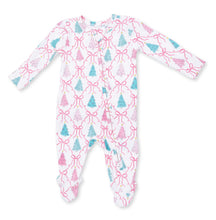 Load image into Gallery viewer, Angel Dear’s Bow Trellis Tree zipper footie and convertible romper blends cozy comfort with festive charm. Soft, adorable, and easy to wear, it keeps little ones snug while celebrating the season in sweet style. Perfect for joyful moments and cozy snuggles this Christmas!

NB, 0-3m, 3-6m is a 2 Way Zipper Footie

6-12m, 12-18m is a Convertible Romper
