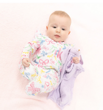 Load image into Gallery viewer, The Sweet Bows 2 Way Zipper Footie by Angel Dear is a delightful choice for your little one! With its charming bow print and ruffled sleeves, this footie combines style and comfort. The convenient 2-way zipper makes dressing and diaper changes a breeze, ensuring cuddly moments are filled with joy and ease.
