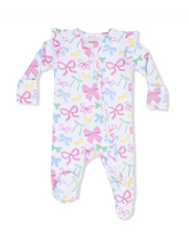 Load image into Gallery viewer, The Sweet Bows 2 Way Zipper Footie by Angel Dear is a delightful choice for your little one! With its charming bow print and ruffled sleeves, this footie combines style and comfort. The convenient 2-way zipper makes dressing and diaper changes a breeze, ensuring cuddly moments are filled with joy and ease.
