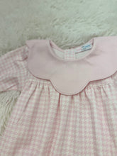 Load image into Gallery viewer, The Pink Susie Pima Bib Bubble by Baby Loren wraps your little one in buttery-soft Pima cotton, blending delicate pastel pink houndstooth with a charming pink solid scalloped collar. This timeless piece brings cozy comfort and irresistible sweetness to every moment!
