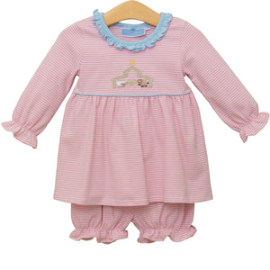Dress your little one in festive charm with the Infant Girls Nativity Bloomer Set from Trotter Street Kids. This adorable outfit pairs a striped tunic with coordinating bloomer shorts, enhanced by delicate ruffle details. The beautifully embroidered nativity scene adds a meaningful touch, making it perfect for holiday celebrations and treasured photos.&nbsp;