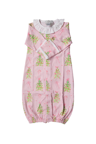 Celebrate the holidays in cozy style with this Infant Girls Pink Tinsel Converter Gown from The Proper Peony. Crafted from 100% pima cotton, its soft pink fabric offers gentle comfort on delicate skin. Adorned with charming Christmas trees decorated in dark pink ornaments, this playful gown adds festive cheer with every wear. The delicate ruffle collar enhances its sweet design, making it perfect for your little one’s holiday moments.