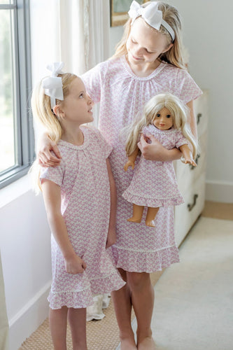 The Camden Girls' Lounge Dress in Pretty Pink Bows by Lila & Hayes offers a soft, cozy fit perfect for relaxing or playtime. Its charming pink bow print adds a delightful touch of sweetness, making it an ideal choice for your little girl's everyday comfort. Complete the look with the matching robe and doll dress for a coordinated, adorable ensemble she'll love to wear again and again.