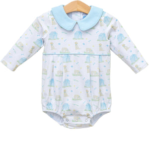 Dress your little one in the adorable Puppy Pals Boys Bubble from Trotter Street Kids. This charming outfit features a pale blue Peter Pan collar and delicate piping detail, perfectly complementing the sweet puppy and dog house print. Designed specifically for infant boys, it combines comfort and cuteness, making it an ideal choice for everyday wear or special occasions. Give your baby a cozy, stylish look that’s sure to capture hearts