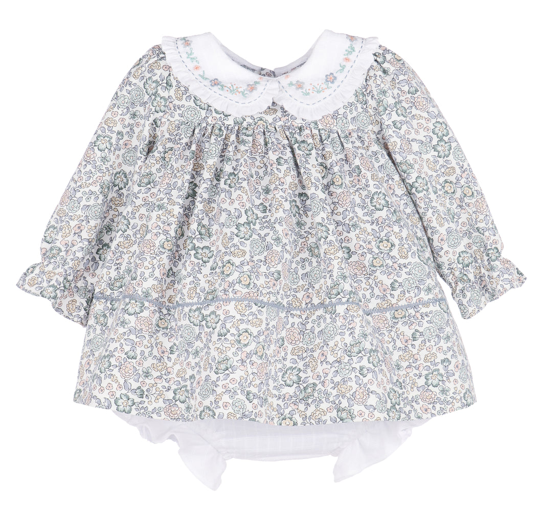 Dress your little one in the charming Bouncy Blooms Float Dress from Sophie & Lucas. This delicate floral dress features an embroidered Peter Pan collar with ruffles, adding a sweet touch to every twirl. The coordinating bloomers provide comfort and ease for infants to toddler girls. Perfect for fall outings, its soft, breathable fabric and enchanting floral print make it a delightful choice for special moments and everyday wear.