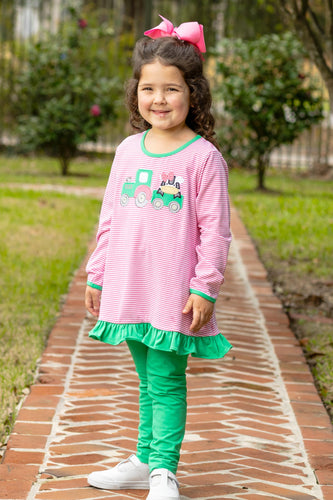 This Girls Tractor Ruffle Legging Set from Trotter Street Kids combines playful style with comfortable wear. Featuring classic stripes and an eye-catching tractor applique with coordinating leggings, it brings fun to everyday outfits. Perfect for girls who love farmyard adventures.