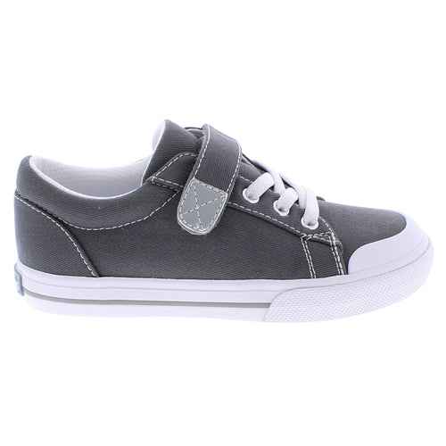 Introducing Footmates Jordan in Gray, the perfect canvas shoe loved by moms and kids alike. With its Velcro closure, this Footmates shoe is both stylish and convenient, making it a favorite for all ages. Add it to your shoe collection today!