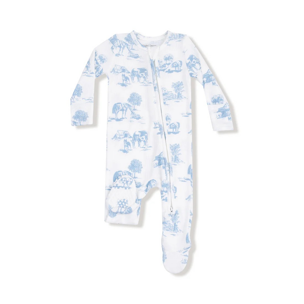 Angel Dear’s Farm Toile Blue 2 Way Zipper Footie showcases a timeless blue toile farm pattern on soft ribbed modal fabric. Its convenient two-way zipper design ensures quick and easy diaper changes, making it an essential addition to your little one’s wardrobe.