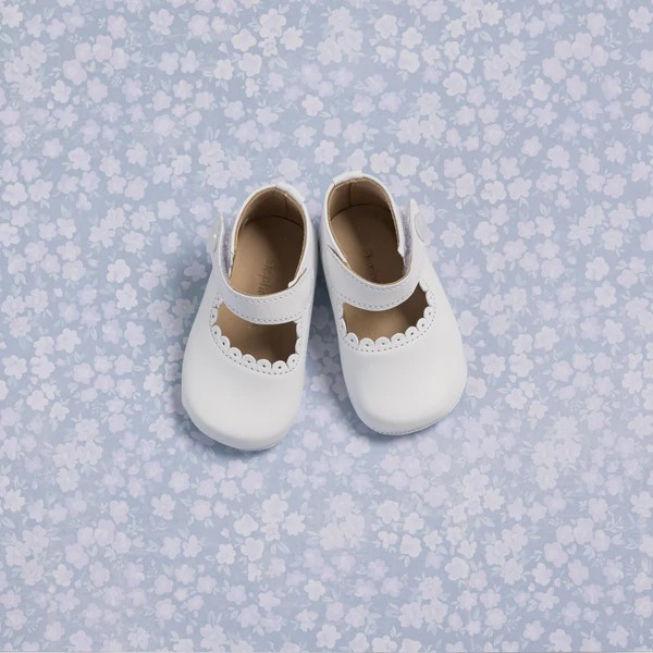 These adorable Mary Jane shoes combine style and comfort for your little one. Featuring soft construction with scalloped edges, extra cushioning in the leather insole, and a breathable lining to keep feet cozy. The supple, natural sheepskin lining adds a luxurious touch. The hook-and-loop strap with a decorative pearled button ensures easy wear. Flexible soles offer support and grip, with a classic Elephantito paw design on the rubber soles.

Soft construction with scalloped edges
Extra cushioning in leathe