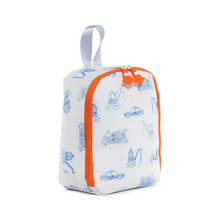 Load image into Gallery viewer, Our Bring It! Lunch bag fits many bento style boxes and it’s compact enough to fit inside our backpacks. The signature 2-way zip design makes it easy to open and the front panel open fully to make a surface to eat on.


Perfect storage for baby bottles too and has an inside mesh pocket for ice packs, love notes and a beverage.

Size: 8&quot;l (base) x 9.5&quot;h x 4&quot;d / 7&quot;l (top)

Signature coated cotton with our thin eco-friendly matte coating

Lined in poly twill with interior mesh pocket
2-way puller on Chunky zip
