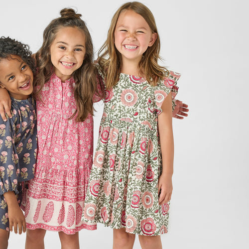 Get ready for spring with our Pink Lisbon Floral Elsie Dress s from Pink Chicken! Perfect for tween girls, this dress features a beautiful sleeveless floral pattern over a classic pink background. With charming ruffle sleeves, this dress will add a touch of elegance to any occasion.