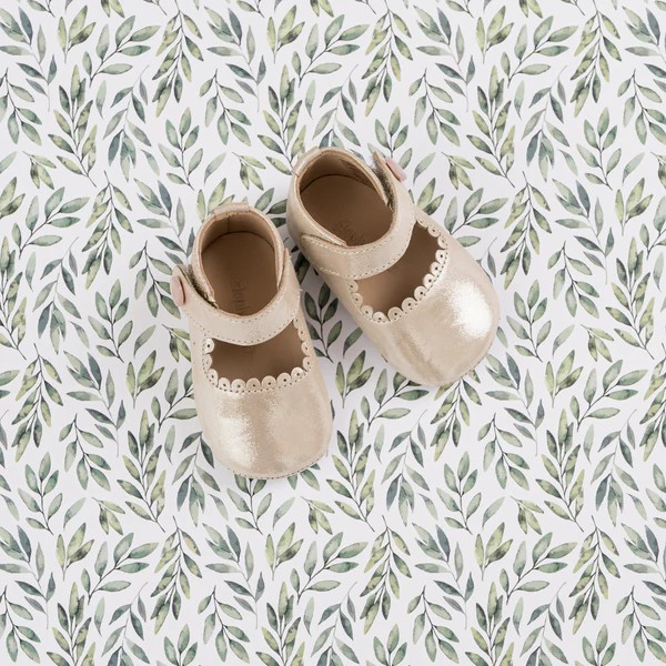 These adorable Mary Jane shoes combine style and comfort for your little one. Featuring soft construction with scalloped edges, extra cushioning in the leather insole, and a breathable lining to keep feet cozy. The supple, natural sheepskin lining adds a luxurious touch. The hook-and-loop strap with a decorative pearled button ensures easy wear. Flexible soles offer support and grip, with a classic Elephantito paw design on the rubber soles.

Soft construction with scalloped edges
Extra cushioning in leathe