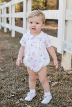 Load image into Gallery viewer, The Infant Boys Farm Life Knit Brooks Bubble from James &amp; Lottie offers a soft, cozy knit adorned with charming watercolor farm life prints. Its timeless silhouette, highlighted by a classic Peter Pan collar, makes it an adorable choice for your little boy’s fall events. Perfect for both comfort and style, this bubble outfit will quickly become a favorite addition to his seasonal wardrobe.
