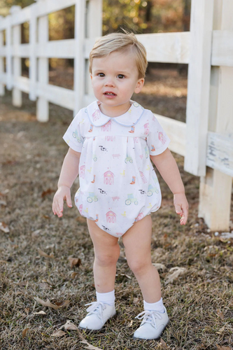 The Infant Boys Farm Life Knit Brooks Bubble from James & Lottie offers a soft, cozy knit adorned with charming watercolor farm life prints. Its timeless silhouette, highlighted by a classic Peter Pan collar, makes it an adorable choice for your little boy’s fall events. Perfect for both comfort and style, this bubble outfit will quickly become a favorite addition to his seasonal wardrobe.