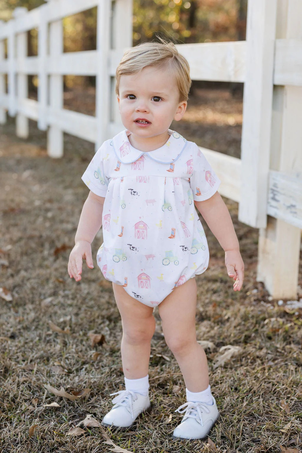 The Infant Boys Farm Life Knit Brooks Bubble from James & Lottie offers a soft, cozy knit adorned with charming watercolor farm life prints. Its timeless silhouette, highlighted by a classic Peter Pan collar, makes it an adorable choice for your little boy’s fall events. Perfect for both comfort and style, this bubble outfit will quickly become a favorite addition to his seasonal wardrobe.