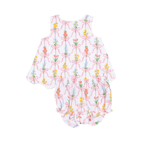 Indulge your little one in the softness of Angel Dear's Ribbon Bouquet Scallop Open Back Bloomer Set. Made from gentle muslin, this set features a darling bouquet and ribbon design with a sweet scallop back. Complete the look with the matching bloomers!