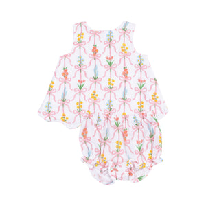 Indulge your little one in the softness of Angel Dear's Ribbon Bouquet Scallop Open Back Bloomer Set. Made from gentle muslin, this set features a darling bouquet and ribbon design with a sweet scallop back. Complete the look with the matching bloomers!