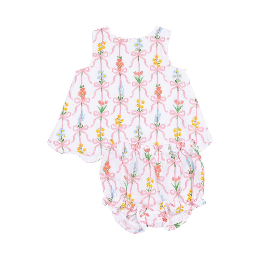 Indulge your little one in the softness of Angel Dear's Ribbon Bouquet Scallop Open Back Bloomer Set. Made from gentle muslin, this set features a darling bouquet and ribbon design with a sweet scallop back. Complete the look with the matching bloomers!