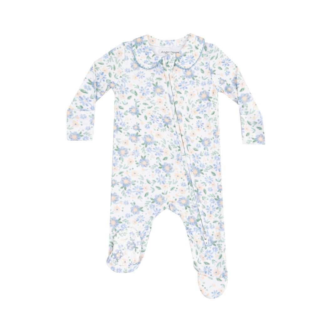 Dress your little one in the Baby Veronical Floral Peter Pan Zipper Footie by Angel Dear, featuring a charming vintage floral print and a timeless Peter Pan collar. Crafted from soft, breathable bamboo fabric, this footie ensures gentle comfort all day and night. The convenient two-way zipper makes diaper changes quick and easy, perfect for busy parents. Combining classic style with practical design, this footie is an ideal choice for your baby’s wardrobe.