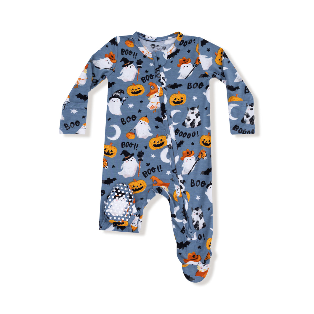 Dress your little one in spooky style with the Costumed Ghosts 2-Way Zipper Footie from Angel Dear. Made from soft bamboo fabric, this cozy footie features a playful ghost print that glows in the dark, adding magical fun to nighttime. The convenient two-way zipper makes dressing and diaper changes effortless. Perfect for Halloween or any chilly evening, this footie keeps comfort and festive spirit glowing all night long.