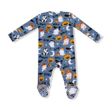 Load image into Gallery viewer, Dress your little one in spooky style with the Costumed Ghosts 2-Way Zipper Footie from Angel Dear. Made from soft bamboo fabric, this cozy footie features a playful ghost print that glows in the dark, adding magical fun to nighttime. The convenient two-way zipper makes dressing and diaper changes effortless. Perfect for Halloween or any chilly evening, this footie keeps comfort and festive spirit glowing all night long.
