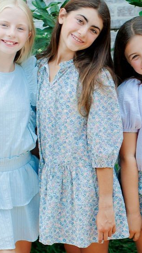 Introducing the stunning Eve Dress English Garden from Pleat. Featuring a gorgeous green and blue floral print, a flattering v-neck, a trendy drop waist, and charming puffy sleeves. This dress is a must-have for any stylish tween girl this Spring. Upgrade her wardrobe with this must-have piece!