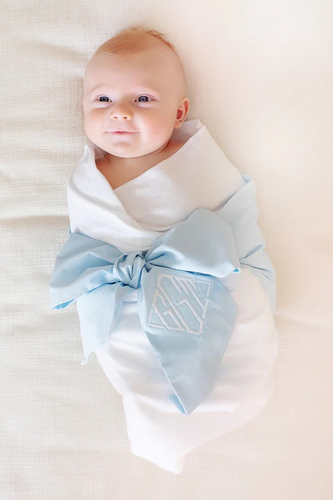 Nothing is more important than making a positive first impression. That is why our Bow Swaddle® is the perfect gift for any new arrival. All babies should be wrapped up - like the gift they truly are.
Our Bow Swaddle® fits babies up to 10 weeks.