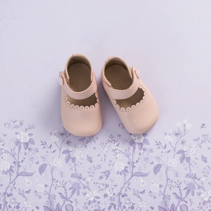 These adorable Mary Jane shoes combine style and comfort for your little one. Featuring soft construction with scalloped edges, extra cushioning in the leather insole, and a breathable lining to keep feet cozy. The supple, natural sheepskin lining adds a luxurious touch. The hook-and-loop strap with a decorative pearled button ensures easy wear. Flexible soles offer support and grip, with a classic Elephantito paw design on the rubber soles.

Soft construction with scalloped edges
Extra cushioning in leathe