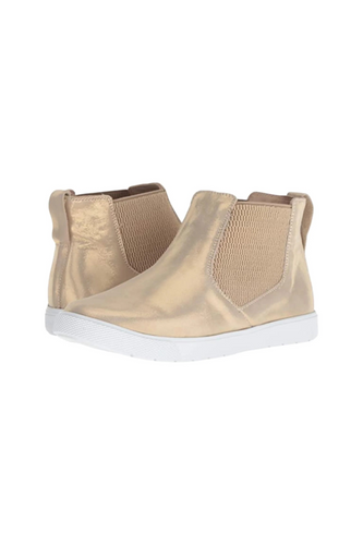 Step into style and comfort with the Girls Gold Suede Flexie Bootie from Elephantito. Crafted in a versatile gold suede, this bootie offers a flexible fit perfect for active little feet. Its casual design makes it an ideal choice for everyday wear throughout fall and winter, adding a touch of sparkle to any outfit while keeping feet cozy and supported.