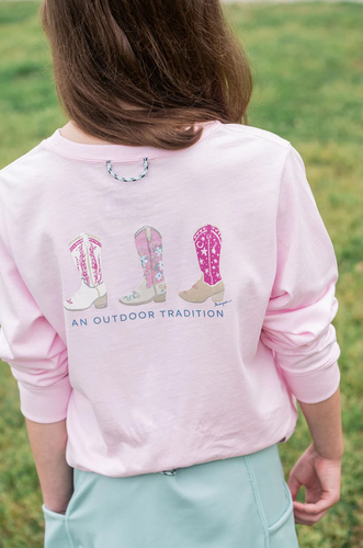 Yeehaw, style meets sweetness! This Girl's Long Sleeve Cotton T-shirt in Pink with Cowgirl Boots is the perfect pick for your pint sized explorer. The back features a trio in Western boots in all her favorite girly patterns-think florals, stripes, and stars-giving a nod to tradition with a playful twist. 