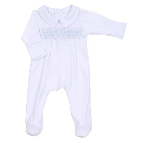 This Ava and Archie Smocked Footie in Blue from Magnolia Baby elevates your infant's look with its delicate smocked detailing and embroidered collar. Keep your little one comfortable and stylish in this cozy footie.